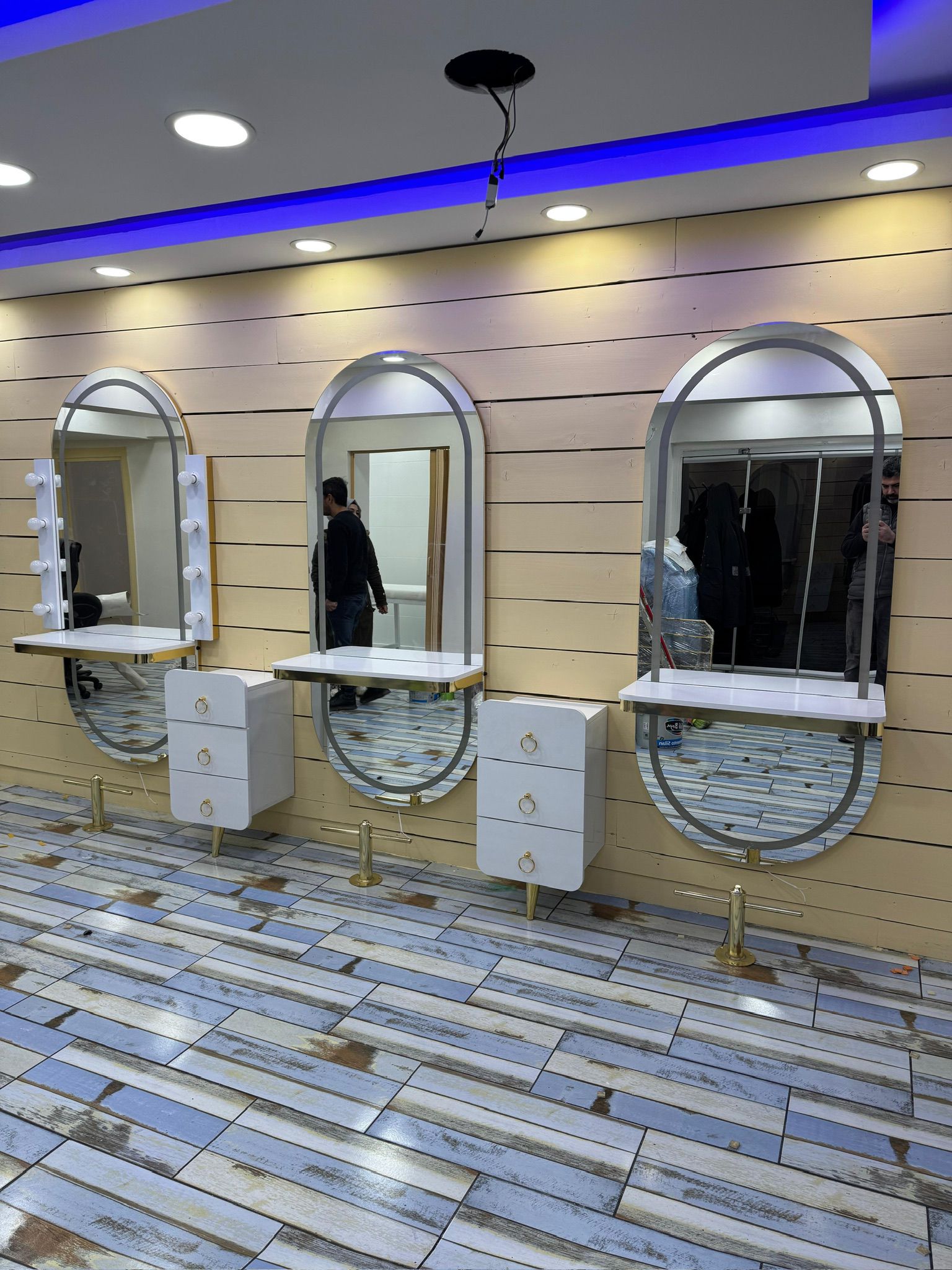 Makyaj ve Kesim Aynası 3 lü Ayna ve 2 li Komidin Set